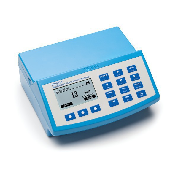 Fotómetro multiparamétrico HI83314 de HANNA, mostrando un valor de 13 mg/L para DQO y la hora actual en la pantalla